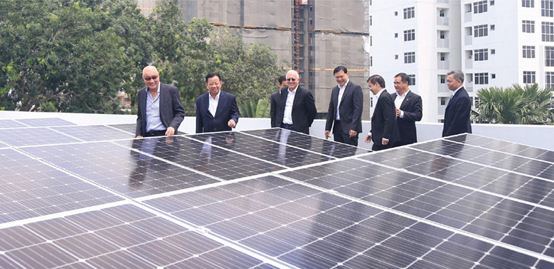 Các đại biểu tham quan dự án điện mặt trời áp mái tại tòa nhà điều hành khu công nghiệp VSIP 1, thành phố Thuận An, Bình Dương - Ảnh: T.L Các đại biểu tham quan dự án điện mặt trời áp mái tại tòa nhà điều hành khu công nghiệp VSIP 1, thành phố Thuận An, Bình Dương - Ảnh: T.L