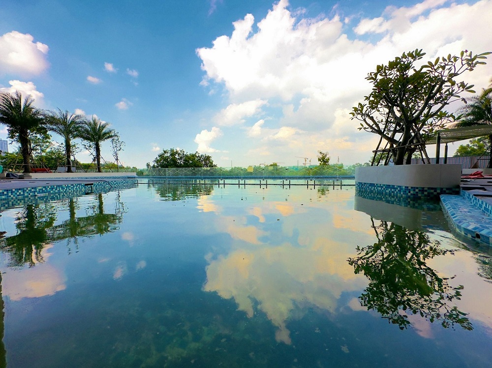 Chiêm ngưỡng view hồ bơi vô cực từ tầng 4 của khu căn hộ Opal Skyline.